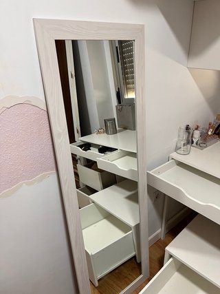 Escritorio blanco con cajonera, caja y espejo