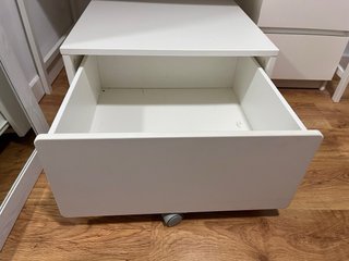 Escritorio blanco con cajonera, caja y espejo