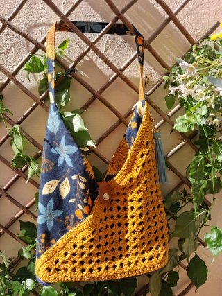Bolso artesanal azul y amarillo