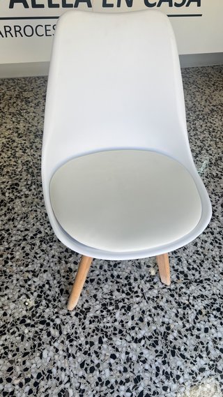 Silla blanca asiento piel blanco.