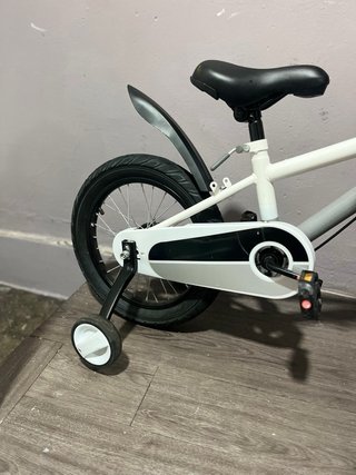 Bicicleta infantil nueva, 16 pulgadas con faro