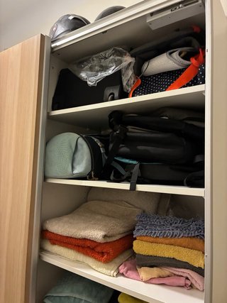 Armario corredero madera y blanco Ikea