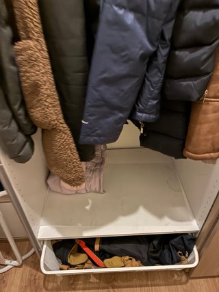 Armario corredero madera y blanco Ikea