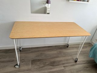 Mesa escritorio bambú con ruedas