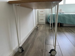 Mesa escritorio bambú con ruedas