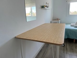 Mesa escritorio bambú con ruedas