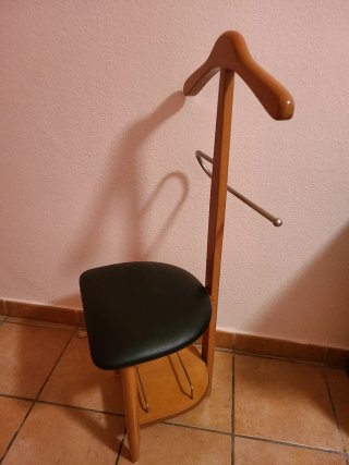 Perchero de pie con asiento