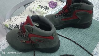Botas de montaña Chiruca grises y rojas