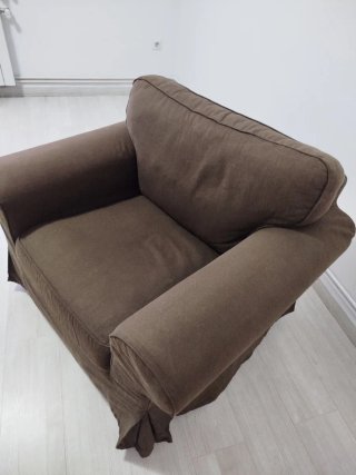 Sillón de tela marrón