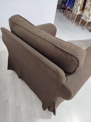 Sillón de tela marrón