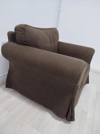 Sillón de tela marrón
