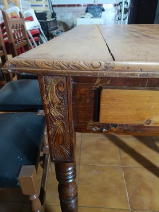 Mesa de comedor antigua de madera