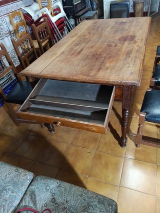 Mesa de comedor antigua de madera