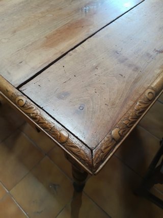 Mesa de comedor antigua de madera