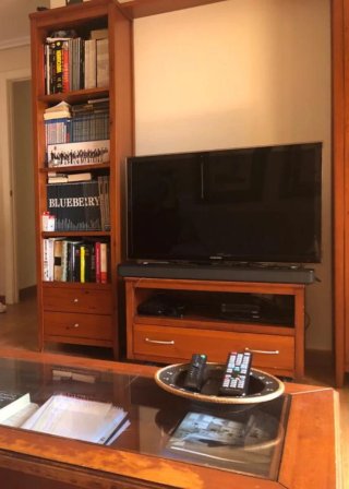 Muebles salón comedor: vitrina, mesa, sillas