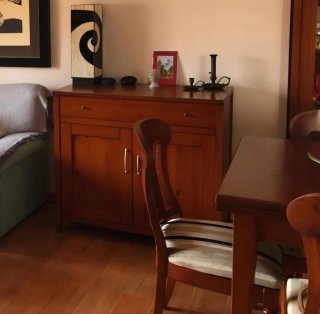 Muebles salón comedor: vitrina, mesa, sillas