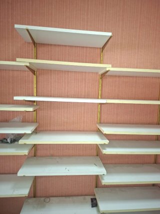 Estanterías metálicas grises