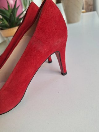 Zapatos de tacón rojos de ante