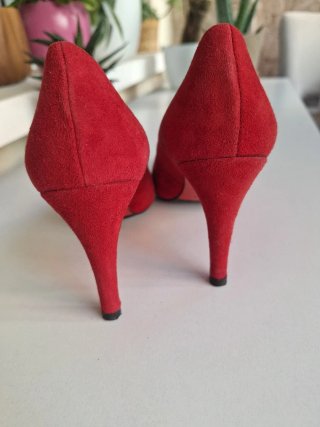Zapatos de tacón rojos de ante