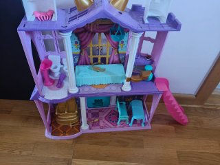 Casa de muñecas morada con tobogán
