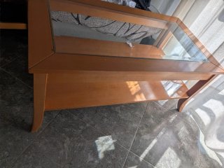 Mesa baja de madera y cristal