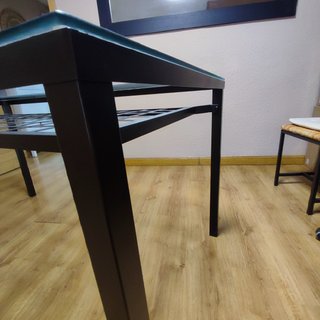 Mesa de cristal y metal con 4 sillas