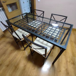 Mesa de cristal y metal con 4 sillas