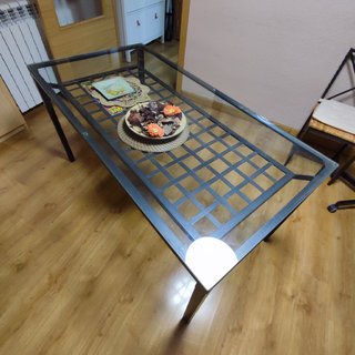 Mesa de cristal y metal con 4 sillas
