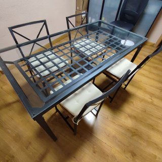 Mesa de cristal y metal con 4 sillas