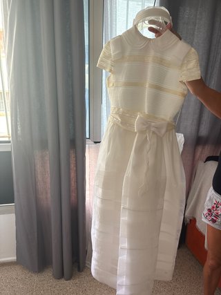 Traje de comunión blanco y dorado