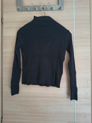 Maglioncino nero con cut-out