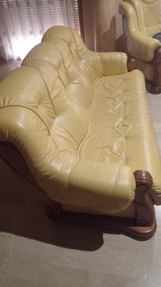 Sofá de cuero y madera