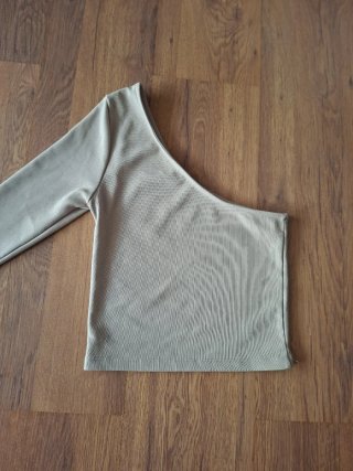 Top asimétrico beige