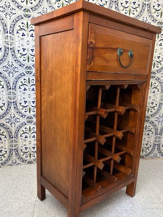 Mueble botellero de madera maciza vintage–rústico