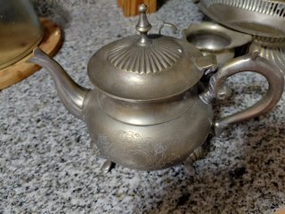 Cesta antigua decorativa de metal
