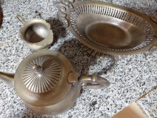 Cesta antigua decorativa de metal