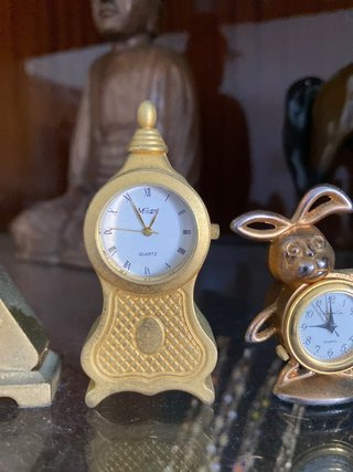 Mini relojes dorados decorativos