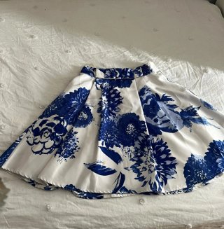 Conjunto de top y falda floral azul y blanco