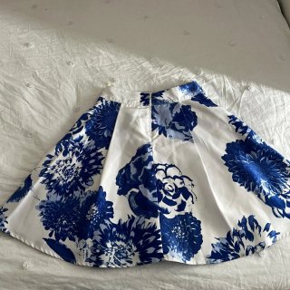 Conjunto de top y falda floral azul y blanco
