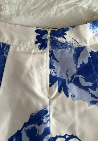 Conjunto de top y falda floral azul y blanco
