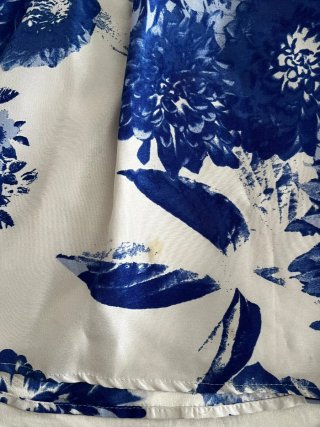Conjunto de top y falda floral azul y blanco
