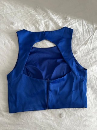 Conjunto de top y falda floral azul y blanco