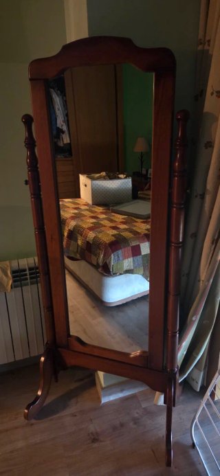 Espejo de pie de madera