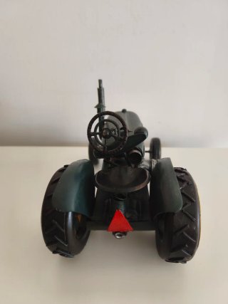 Tractor de metal decorativo