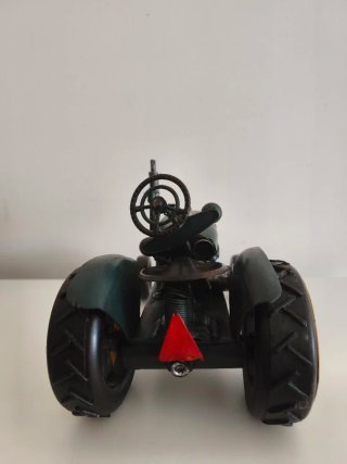 Tractor de metal decorativo