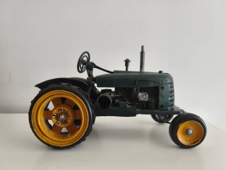 Tractor de metal decorativo