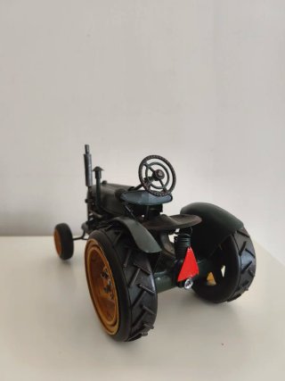 Tractor de metal decorativo