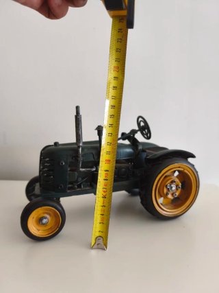 Tractor de metal decorativo