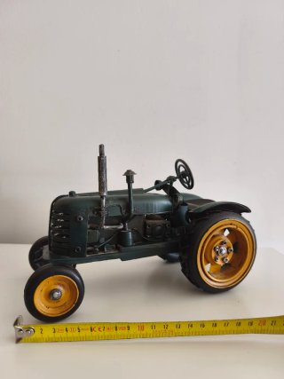 Tractor de metal decorativo