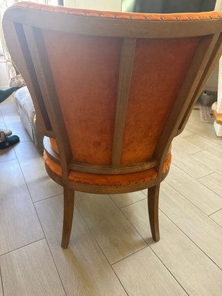 Sillón de terciopelo naranja estilo palaciego